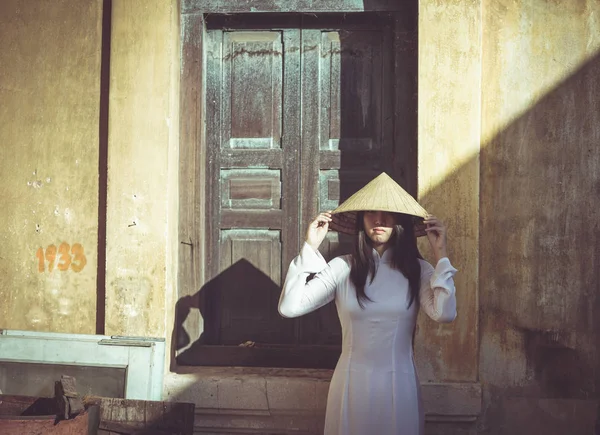 Zvýraznění a stínový portrét vietnamský Ao Dai tradiční — Stock fotografie