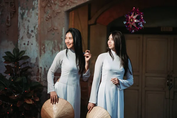 Deux belles femmes portant la robe traditionnelle vietnamienne Ao Dai — Photo