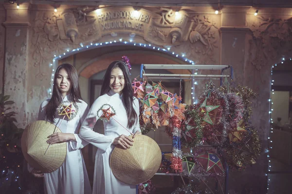 Deux belles femmes portant la robe traditionnelle vietnamienne Ao Dai — Photo
