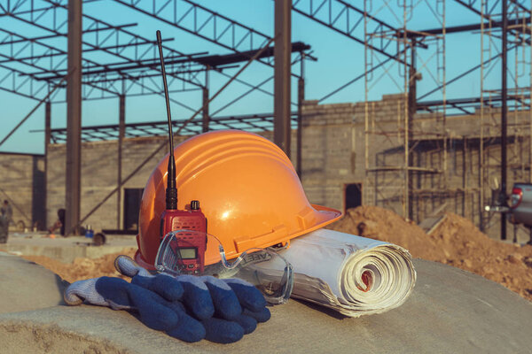 Шлемы безопасности, радиосвязь и чертежи
 