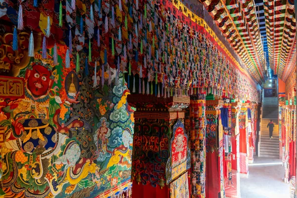 Внутри удивительный образец архитектуры храма Сун Цзань Линь — стоковое фото