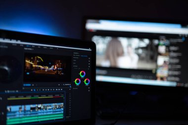 Düzenleyici, sosyal medya veya dünya çapında içerik yüklemek için video düzenleme renk notlandırmasını görüntüler