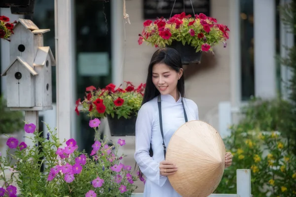 Прекрасна Азіатська Портретистка Одягнена Традиційному Вбранні Єтнамі Посміхаючись — стокове фото