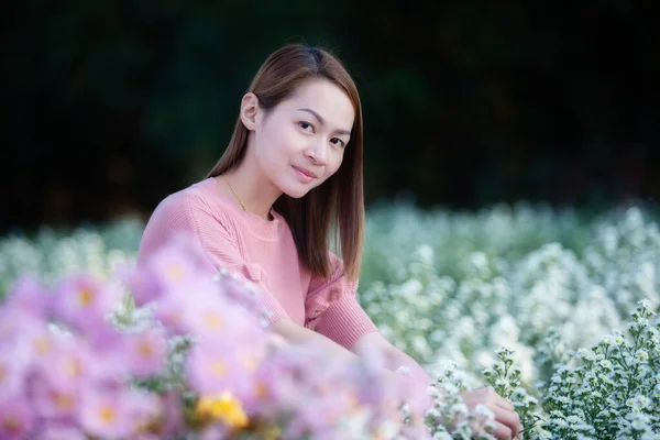 Belle Asiatique Portrait Femme Appréciant Avec Fleur — Photo