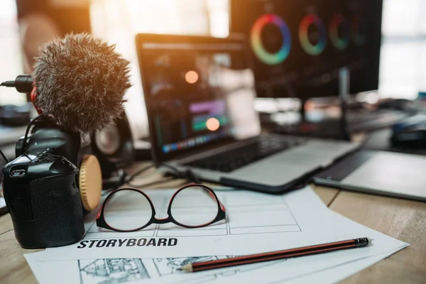 Düzenleyici masa ekipmanları ve çerçeve dizüstü bilgisayar ve kamera düzenleyici içeriği çevrimiçi 