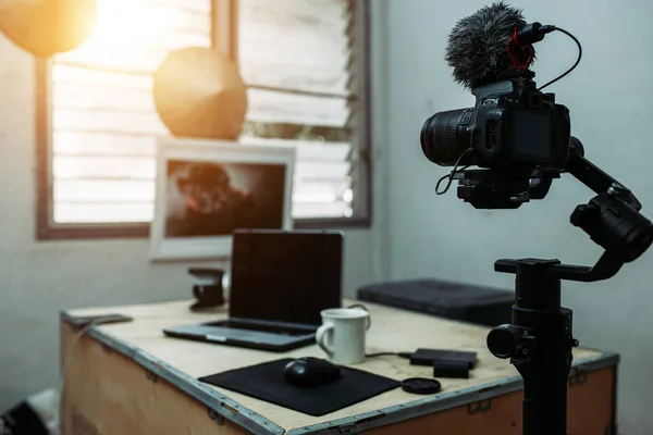 Innehåll Skapare Utrustning Laptop Kamera Plats Skrivbordet — Stockfoto