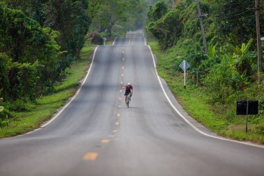Yalnız genç sporcu aksiyon Bisikletçi yol bisikleti