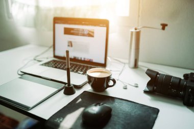Cappuccino kahve ve dizüstü bilgisayar masamızda. Yaşam tarzından bağımsız olarak çalışıyor. 