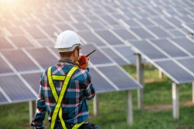 Portre mühendisleri, güneş enerjisi operasyonel ve komuta radyo iletişimi.