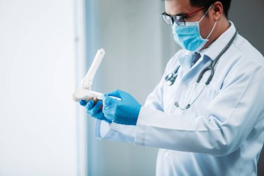 Doktor Ortopedi Uzmanları ayak bileğinin bir örneğini sunar..
