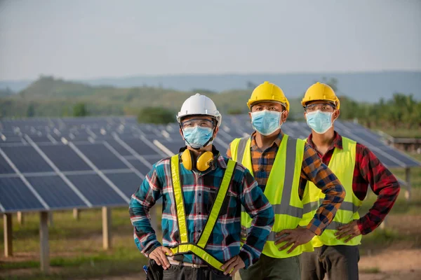 Novo Normal Equipe Engenharia Elétrica Está Trabalhando Uma Fazenda Painel — Fotografia de Stock