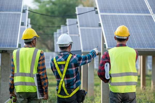 Equipe Engenharia Inspecionando Reparando Células Solares Fazendas Solares Produção Fornecimento — Fotografia de Stock