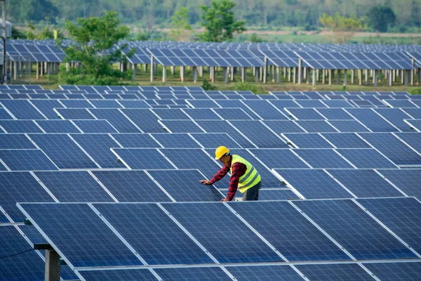 Engenheiros Operadores Estão Verificando Painel Solar — Fotografia de Stock