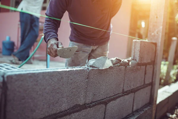 レンガの壁や壁の建設を構築するレンガ層 — ストック写真