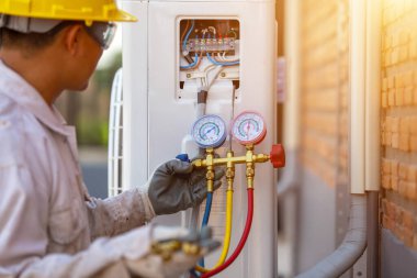 Bir klima teknisyeni tarafından klima sıvısı göstergesi