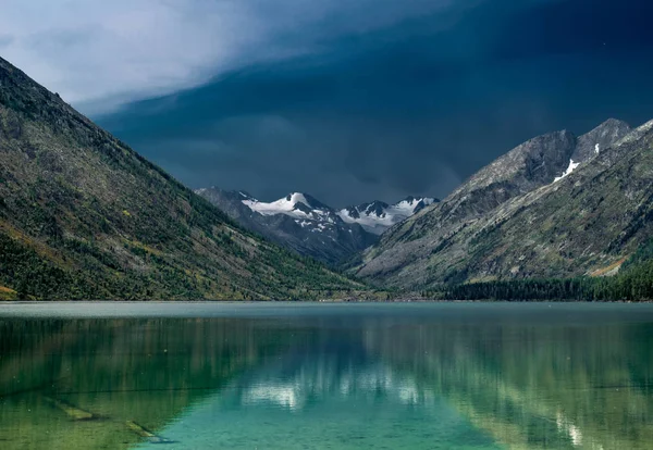 Multinskoe lake before thunderstorm in the Altai mountains, Russia — Stock Photo, Image