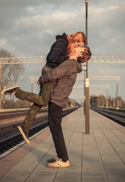 Ζευγάρι των σιδηροτροχιών, φιλί και αγκαλιάζει — Φωτογραφία Αρχείου