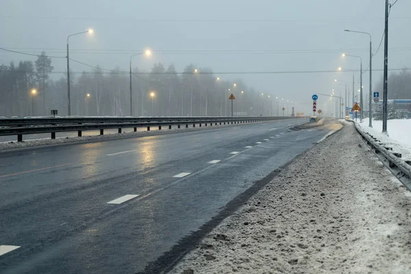 Morgen Winter neblige Autobahn — Stockfoto