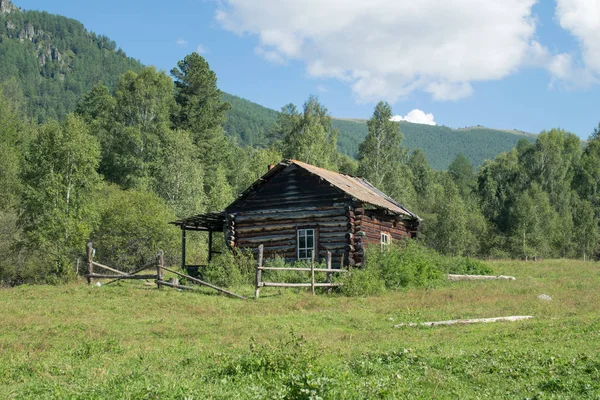 Cabane dans les montagnes de l'Altaï — Photo