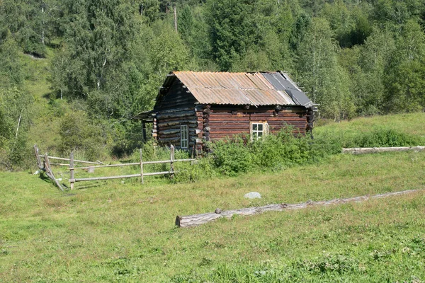 Cabane dans les montagnes de l'Altaï — Photo