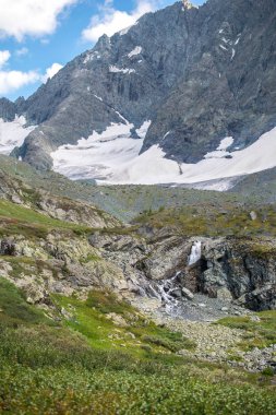 Altai dağlarında şelale