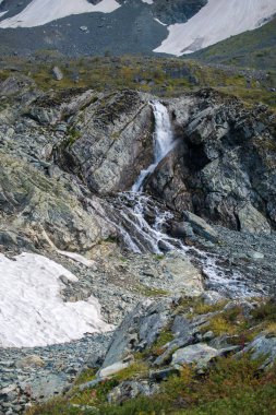 Altai dağlarında şelale