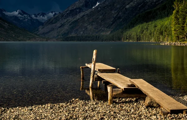 Multinskoe lake before thunderstorm in the Altai mountains, Russia — Stock Photo, Image