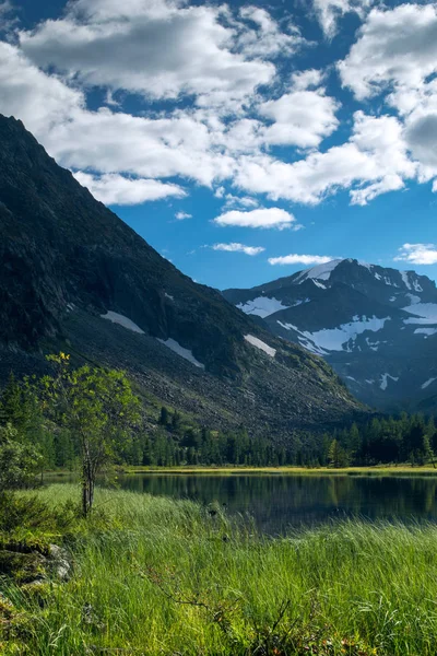 Lago nas montanhas de Altai, Rússia — Fotografia de Stock