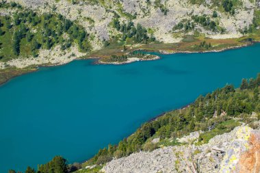 Altay dağlarında Krepkoe Gölü