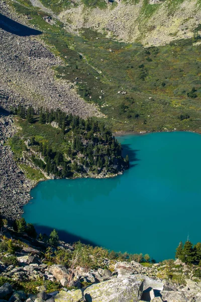 Крепкое озеро в горах Алтая — стоковое фото