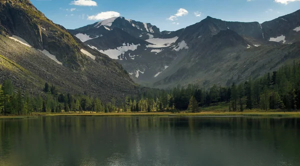 Озеро в горах Алтая, Россия — стоковое фото