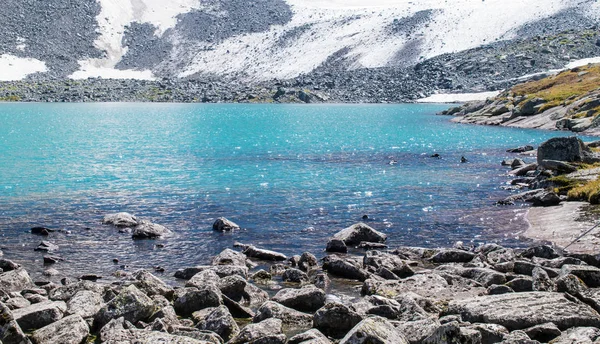 Riva del lago nelle montagne Altai, Russia — Foto Stock
