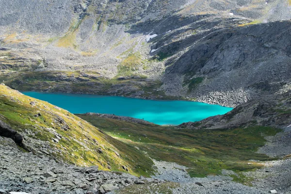 Lac Akchan dans les montagnes de l'Altaï — Photo