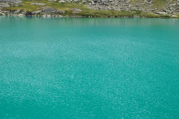 Texture de l'eau turquoise et rive du lac Akchan dans les montagnes de l'Altaï, Russie — Photo