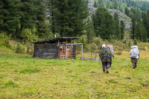 Backpackers in de bergen van Altai, Rusland — Stockfoto