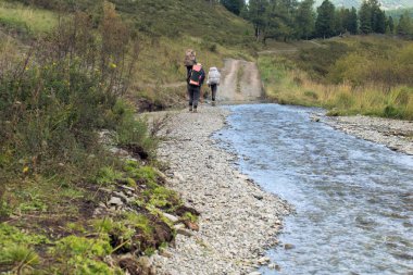 Turistler ve nehir de yol Altay Dağları, Rusya Federasyonu