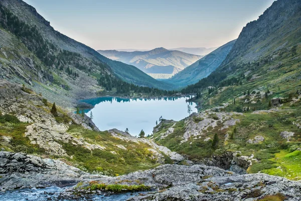 Morning on the Kuiguk lake in the Altai Mountains, Russia — Stock Photo, Image