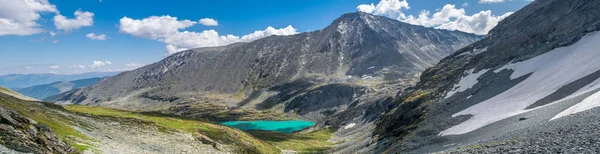 Lago Akchan e picco Kolban nelle montagne Altai — Foto Stock