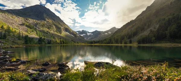 Озеро в горах Алтая, Россия — стоковое фото