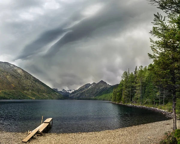 Lac Multinskoe avant l'orage dans les montagnes de l'Altaï, Russie — Photo