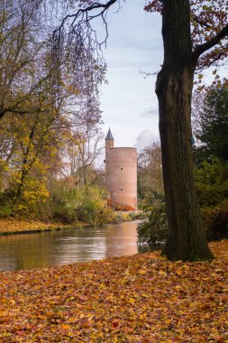 Belçika, Bruges 'deki Minnewater parkında kule