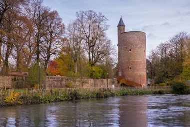 Belçika, Bruges 'deki Minnewater parkında kule
