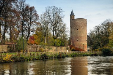 Belçika, Bruges 'deki Minnewater parkında kule