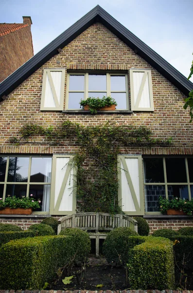 Hus fasad och trädgård, Brygge, Belgien — Stockfoto