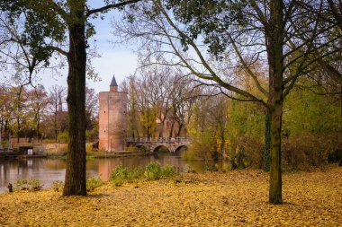 Kule ve köprü Minnewater Park Bruges, Belçika
