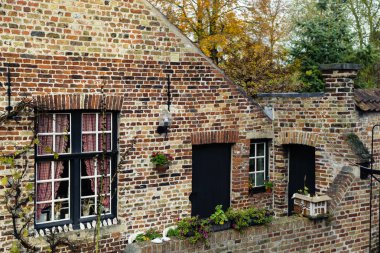 Bruges, Belçika, pencere ve kapı ile tuğla ev