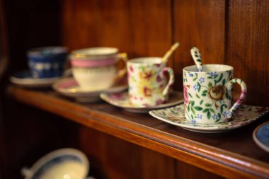 Bruges, Belçika bir Vintage dükkanda ahşap raf dört bardak hattı