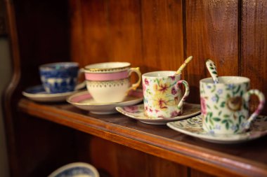 Bruges, Belçika bir Vintage dükkanda ahşap raf dört bardak hattı