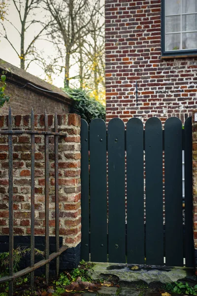 ブルージュ (ベルギー) の家へのゲート ロイヤリティフリーのストック写真