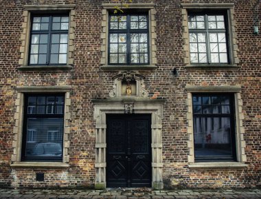 Kapı ve pencere tuğla duvar evin Bruges, Belçika